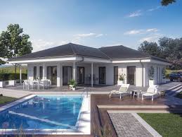 Fertighaus Bungalow Modern Mit Walmdach Architektur Erker Pool Terrasse Haus Ebenerdig Bauen Ideen Winkel Fertighaus Bungalow Haus Bungalow Haus Grundriss