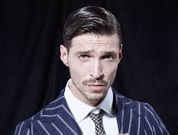 Dettami che vedevano l'uomo di quel periodo storico con i capelli rasati corti . Taglio Capelli Uomo Corti 20 Tagli Di Tendenza Del Momento 2019 2020