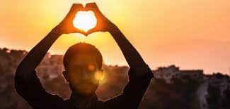 Ist ein mann verliebt, beginnt er unter umständen, sich sorgfältiger zu kleiden, die wohnung sauber zu halten und sport zu treiben. Wie Verliebt Sich Ein Mann 11 Deutliche Anzeichen