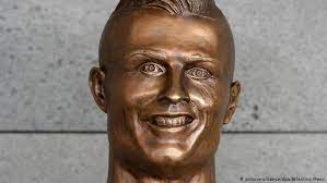 Cristiano ronaldo has a rather famous bust of himself at the madeira airport, which is also named after him, in his hometown but he wasn't too. Maligned Ronaldo Statue Replaced At Madeira Airport News Dw 18 06 2018