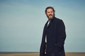 Cast and crew of peaky blinders take a look back at series 1 of the epic gangster drama. Peaky Blinders Fans Seem To Think Alfie Solomons Who Was Shot In The Face Isn T Dead Gq