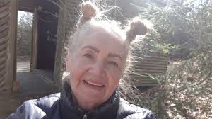 Geburtstag, begraben, nachdem sie mit einem ultraleichtflugzeug tödlich verunglückt ist. Siebzig Plus Just Do It Again