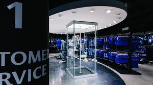 Het rijk van the blues. What Shop Design Can Look Like The Chelsea Fc Megastore Ixtenso Magazine For Retailers