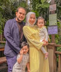 Siti nurhaliza dilahirkan di berek polis kampung awah, temerloh, pahang, malaysia, kepada bapanya tarudin bin ismail, seorang polis, dan ibunya siti salmah bachik, seorang suri rumah. Mak Iti Dan Menantu Menantu Macam Adik Beradik Netizen Berita Kopak Cc