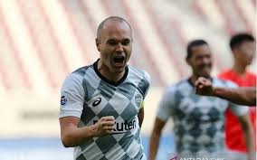 I often see signs, iniesta is the main player of vissel kobe and the face of the team. Patah Tulang Saat Bela Vissel Kobe Iniesta Absen Empat Bulan Bola Bisnis Com