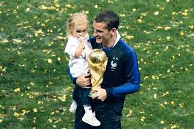 Er steht bei der weltmeisterschaft in russland für frankreich auf dem platz. Welche Bedeutung Der 8 April Fur Antoine Griezmann Hat Kleine Kinderzeitung