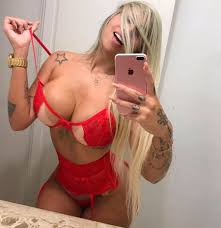 Juju Ferrari nua mostrando sua beleza crua em fotos explícitas