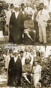 صورتان لنفس الحدث عام 1923 بعض المشتركين في الصورتين الملك فيصل محمود النقيب يسارا كورنواليس في الخل Middle Eastern History Baghdad Iraq Baghdad