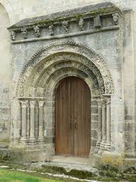Eglise Saint Etienne De Macqueville Est Une Eglise Romane Du Xiie Siecle Tres Etonnante Avec Sa Porte Laterale A Quat Art Roman Saintongeais France