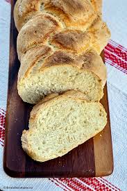 Paine Simpla De Casa Impletita In Patru Diva In Bucatarie