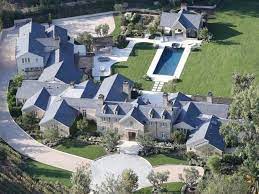 Instead, he's a televangelist who leads a luxurious lifestyle down in texas. How Much Does Joel Osteen Make A Year Glossyfied Com