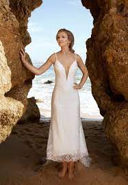 Die frauen, die bei der kirchlichen trauung ein langes hochzeitskleid tragen, greifen beim standesamt gerne zu einem cocktailkleid. Spitze Brautkleid Mit Spitze Tres Chic Bridalwear