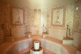 Con l'aggiunta di sali e oli essenziali, la vasca da bagno di casa si trasforma in una spa. Realizzazione Bagno Turco Wellness Creation