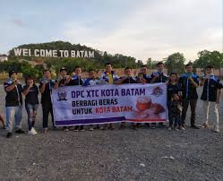 Ormas Xtc Yang Dulu Kelompok Anak Anak Motor Bagi Bagi Beras Untuk Warga Batam Surya Kepri