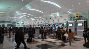 Dari bandara kualanamu ke kota medan, dengan jarak sekitar 39 kilometer, bisa ditempuh dalam waktu kurang lebih 30 hingga 45 menit saja dengan kereta api yang bernama resmi airport railways services atau ars ini. Tepat Jam 12 00 Wib Di Dalam Bandara Kualanamu Panas