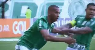 Deyverson brum silva acosta (born 8 may 1991), simply known as deyverson, is a brazilian professional footballer who plays as a forward for spanish club deportivo alavés. Trending Gif Palmeiras Comemoraaao Comemoraaaaao Deyverson Gif Gifs Palmeiras
