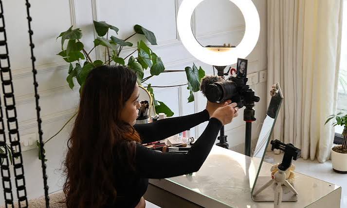 An 'Influencer' Degree? Colleges Bet on Content Creator Major, Critics Question Its Value – The 74