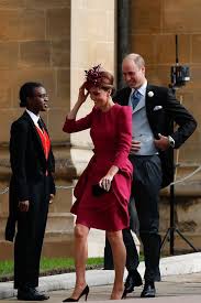 Kate Middleton S Magenta Wedding Guest Dress Is So Dreamy You Might Miss Her Velvet Shoes Princesa Eugenie Moda Kate Middleton Kate Middleton