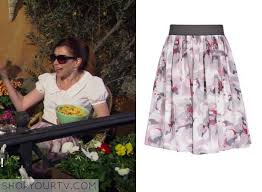 Robin and ted try to get barney to reveal secrets after he. How I Met Your Mother Fashion Outfits Clothing And Wardrobe On Cbs S Himym