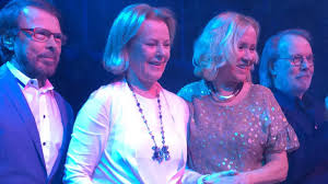 Björn was a member of the hootenanny singers, a very popular folk music group, while benny played keyboards in sweden's biggest pop group of the 1960s, the hep stars. Abba Wiedervereint Benny Andersson Anni Frid Lyngstad Co Trafen Sich Zur Restauranteroffnung In Stockholm