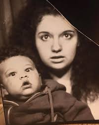 Could someone put the tallest boy behind his dad and sister?