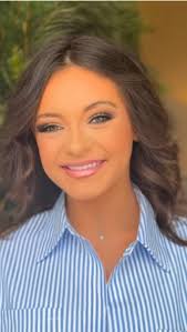 The beautiful Miss Mae Maxwell for her Senior Casuals 🤩 A ray of light