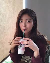 工藤 美桜さんはinstagramを利用しています 髪色は決まったけど 前髪まだ迷うなぁ フラペチーノ 久しぶりーノ オイシーノ ふふふ 美桜 美 色