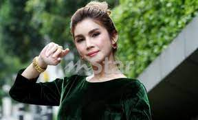 Az osztály tagjai így a félelmetes vallomásaik segítségével addig elképzelhetetlen mértékű önbecsülésre tesznek szert. Arrest Warrant Issued Against Nur Sajat For Court No Show The Star