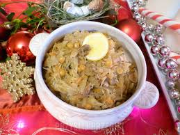 Następnie kapustę wraz z grzybami, wodą z moczenia grzybów, żurawiną, pieprzem ziołowym oraz solą, dodajemy do podsmażonej cebuli. Kapusta Z Grochem I Grzybami Przyslijprzepis Pl