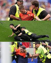 El partido entre Bélgica y Senegal tuvo que detenerse por unos instantes  luego de que tres aficionados invadieran el terreno de juego. La seguridad  actuó rápidamente para retirar a los invasores y