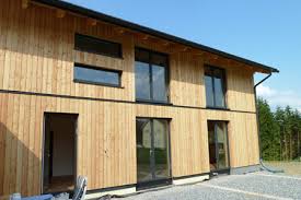 Im erdgeschoß eine holzfassade, das obergeschoß zeigt sich in weiß. Holzfassaden Larche Fichte Natur Lasiert Verputzt Vom Holzbaumeister In Graz