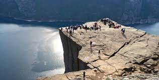 Bei diesem fels handelt es sich um eine rund 10 meter lange nase, die sich mit einer höhe von fünf metern an ihrem beginn bis auf wenige zentimeter an der spitze verjüngt. Norwegens Wahrzeichen Die Wanderung Zum Preikestolen