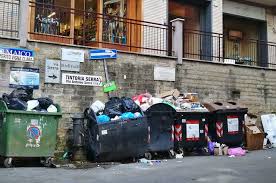 In via di ripetta, via storica del centro di roma, parte integrante del complesso stradale conosciuto come tridente, nel rione campo marzio, che collega piazza del popolo con via del clementino, che assumendo altre toponimìe (via della scrofa, via della dogana vecchia) raggiunge la chiesa di sant'ivo alla sapienza, alle spalle di piazza sant'eustac. Collina Fleming Tra Degrado E Rifiuti