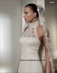 Fabulous wedding gowns with feather accents add a glamorous and feminine touch. Fishtail Neckholder Pakistan Brautkleid Hochzeitskleid Kleid Hochzeit Hochzeitskleid Spitze Hochzeitskleid Halskette