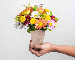 Arranjos De Flores Naturais Ramalhetes E Arranjos Florais Isabela Flores Flores para arranjos de casamentos ao ar livre no período nesse arranjo acima foi utilizado gerberas um tipico arranjo relativamente barato mas sem perder seu chame. arranjos de flores naturais ramalhetes