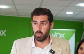 Gallego y estrella del Baloncesto: así es José Ángel Antelo, el líder de  Vox en Murcia investigado por incitar al odio en Torre Pacheco