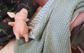 Eigentlich gibt es viel zu berichten, aber zu wenig platz für bilder. Diy Alpine Stitch Decke Mit Blumchenstoff Kombiniert Knopfkatz Diys Kalender Klimbim
