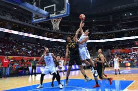 Memberikan bola ke kawan pada permainan bola basket disebut. Belajar Itu Penting Permainan Bola Basket