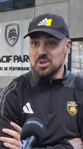 Notre portier Rubens Adélaïde était devant la caméra ce matin après la  dernière séance de la semaine et à la veille du 5e tour de Coupe de France  ! 🖤💙