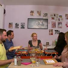 Každý den se ujímá starosti o zábavu a pohoštění jiný soutěžící. V Prostrenu To Vre Divaci Mamince Lence Hrozi Pokutou A Tim Ze Ji Nabonzuji Televizi Expres Cz