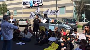 In questa pagina è possibile trovare o scrivere una recensione su questa consolato d'ucraina. Presidio Di Protesta Davanti Al Consolato Ucraino A Milano