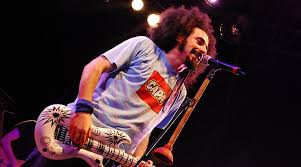 Questo è l'unico profilo ufficiale (infatti ha la spunta blu) ed è gestito direttamente da me. Caparezza Im Konzert Auf Der Palapartenope In Neapel Im November 2017