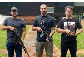 A informação, publicada inicialmente pela folha de s.paulo, foi confirmada por splash por três fontes que frequentam a secretaria. Mario Frias Anda Com Arma Na Cintura Durante O Trabalho Manaus Pop