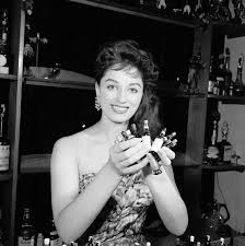 Jackie collins, queen of the bonkbuster novel for more than four decades, has died aged 77 of breast cancer having kept her illness secret from all but her closest family and friends. Pictures Of Jackie Collins 1937 2015 Flashbak