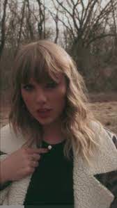 Overandoveragain9 The Way She Shows Her Necklace Https Mrjonathandealposts Tumblr Com Taylor Swift Delicate Long Live Taylor Swift Taylor Swift Pictures