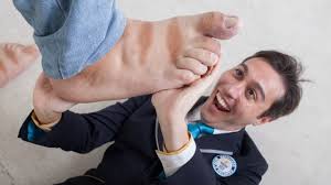 Yang changpeng, l'attaquant de 28 ans joue pour henan jianye en super s'il existe un pays avec les hommes les plus grands au monde, c'est la norvège. L Homme Aux Plus Grands Pieds Du Monde Chausse Du 59