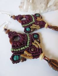 Boucles D Oreille En Macrame Violet Prune Beige Et Vert Olive Avec Details Perles En Cuivre Bois Et Pierr Boucles D Oreilles En Macrame Bijoux Macrame Macrame
