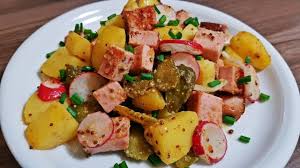 Ein mangel an vitamin c kommt hierzulande recht selten vor, da das vitamin in unzähligen, gängigen lebensmitteln enthalten ist, wie die lebensmitteltabelle zeigt. Kartoffelsalat Mit Leberkase Partysalat Oktoberfest Youtube