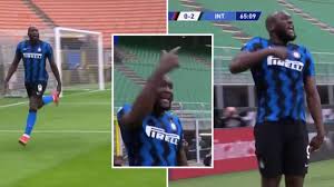 Phút 44, lukaku bị trung vệ alessio romagnoli đẩy ngã từ phía sau. Romelu Lukaku Appears To Scream At Zlatan Ibrahimovic After He Scored In Milan Derby