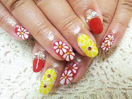 赤ベースに白い花 印象的なネイル ネイル 白い花 赤